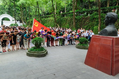 抗戰(zhàn)勝利緬先烈 完美組織經(jīng)銷(xiāo)商赴墓園祭奠_直銷(xiāo)報(bào)道網(wǎng)-行業(yè)新聞門(mén)戶(hù)網(wǎng)站